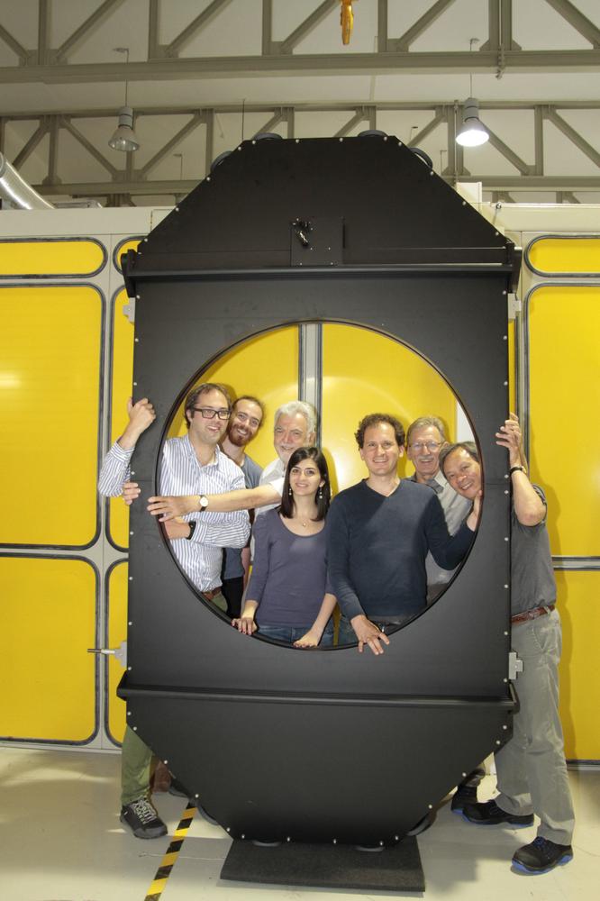 DESY lieferte den mit einer Öffnung von 1,31 Metern Durchmesser größten, je gebauten Kameraverschluss. Er wurde in Zusammenarbeit mit der Bonn-Shutter-Gruppe entwickelt und getestet.