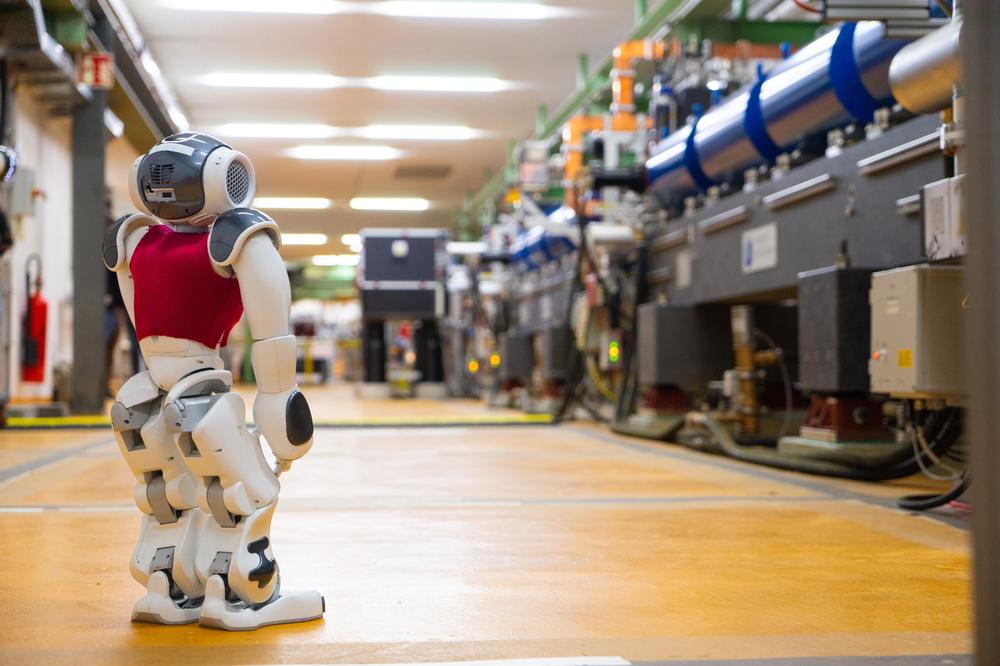 A humanoider NA humanoid Nao robot visits the tunnel of the ARES particle accelerator (symbolic photo).