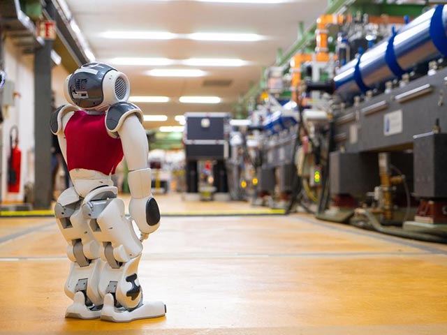 A humanoider NA humanoid Nao robot visits the tunnel of the ARES particle accelerator (symbolic photo).