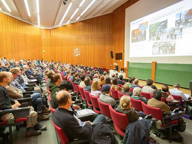 The DESY auditorium is packed during the Users´ Meeting.