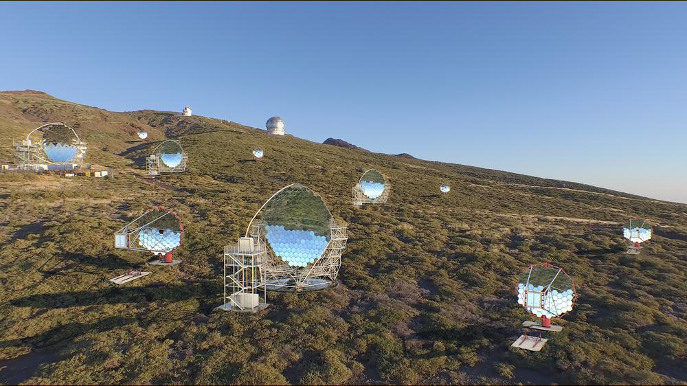 Visualisierung des nördlichen Standorts des CTAO auf La Palma. Der Standort beherbergt bereits einen Prototyp des Large-Sized Telescope, das LST-1 (oben links). Geplant sind hier vier LSTs und neun mittelgroße Teleskope (MSTs), um CTAOs niedrige und mittleren Energiebereich abzudecken. Visualisierung des nördlichen Standorts des CTAO auf La Palma. Der Standort beherbergt bereits einen Prototyp des Large-Sized Telescope, das LST-1 (oben links). Geplant sind hier vier LSTs und neun mittelgroße Teleskope (MSTs), um CTAOs niedrige und mittleren Energiebereich abzudecken.