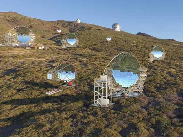 Visualisierung des nördlichen Standorts des CTAO auf La Palma. Der Standort beherbergt bereits einen Prototyp des Large-Sized Telescope, das LST-1 (oben links). Geplant sind hier vier LSTs und neun mittelgroße Teleskope (MSTs), um CTAOs niedrige und mittleren Energiebereich abzudecken.