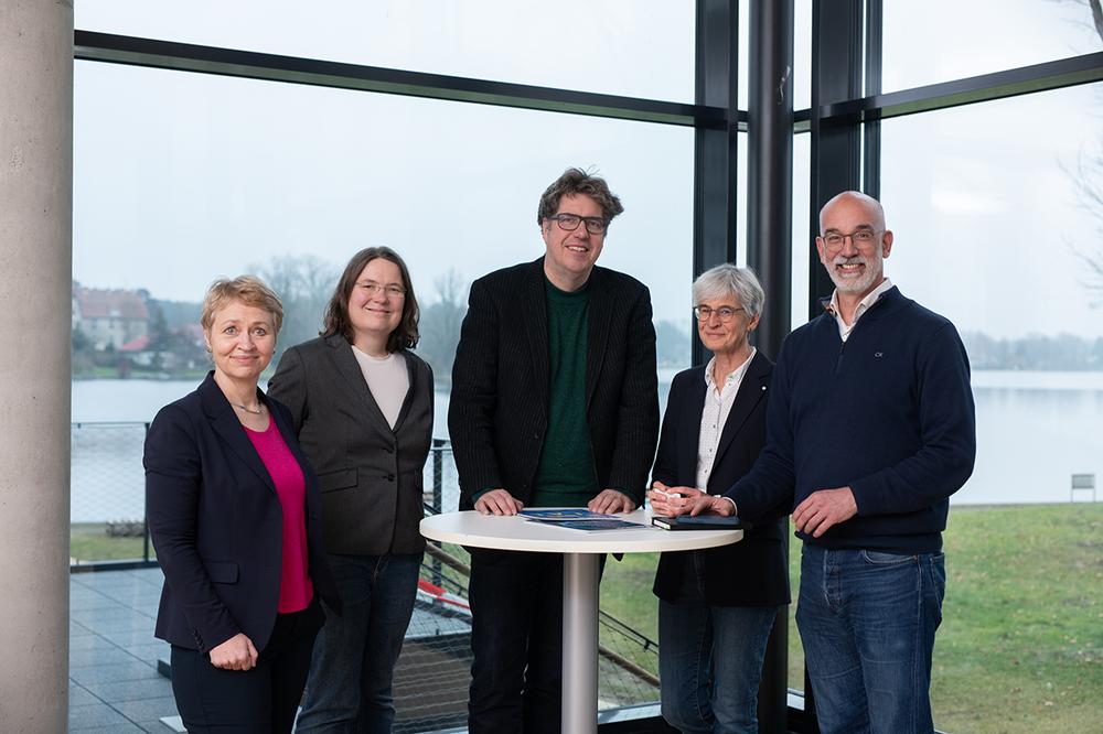 Participants during the visit by the BMWK at DESY, from left to right: Beate Heinemann, Andrea Lübcke, Michael Kellner, Sabine Brock, and Christian Stegmann. Participants during the visit by the BMWK at DESY, from left to right: Beate Heinemann, Andrea Lübcke, Michael Kellner, Sabine Brock, and Christian Stegmann.