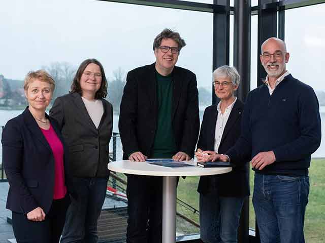 Participants during the visit by the BMWK at DESY, from left to right: Beate Heinemann, Andrea Lübcke, Michael Kellner, Sabine Brock, and Christian Stegmann.