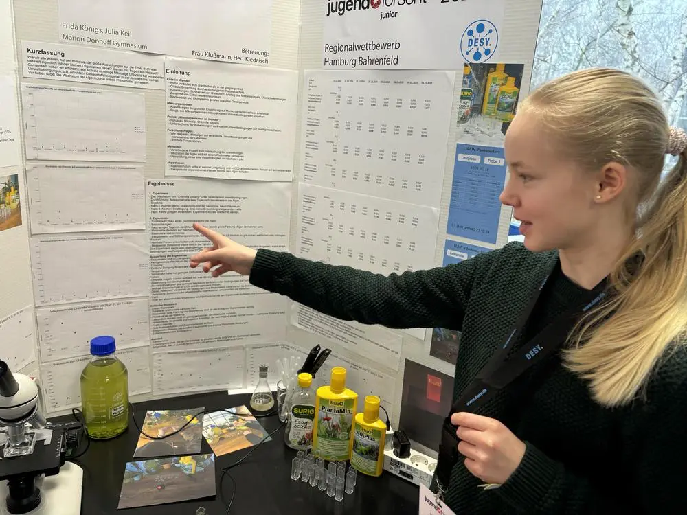 Photo of a student explaining her experiment.