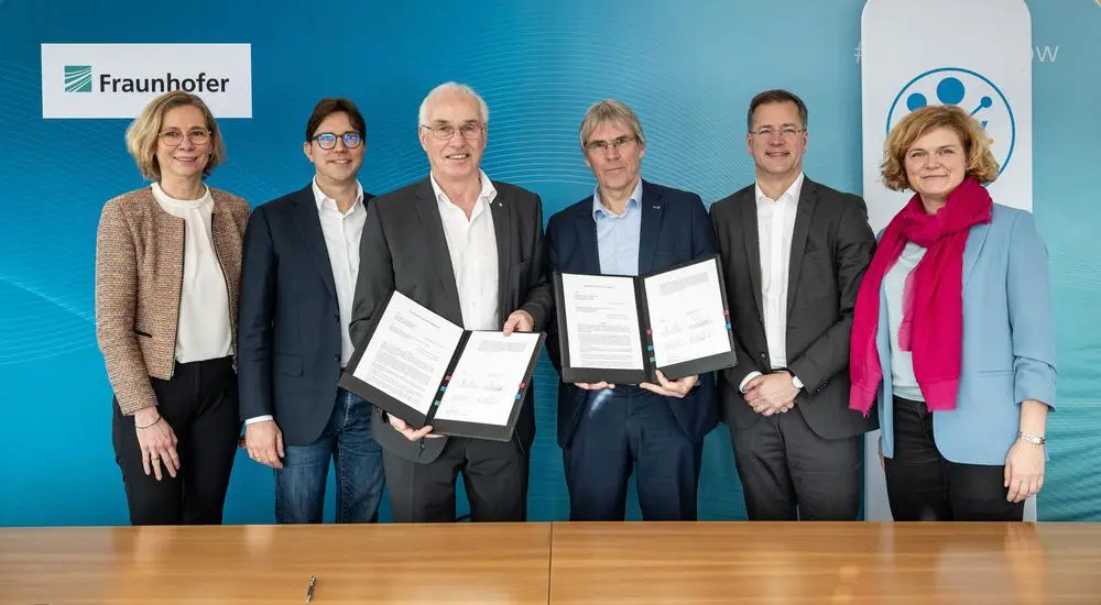 Photo of the signatories.