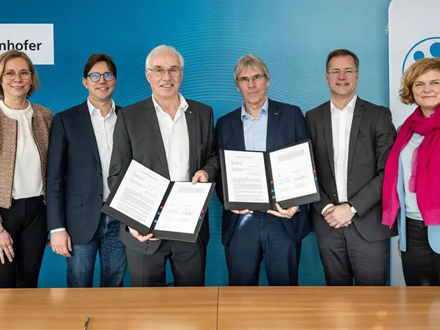 Photo of the signatories.