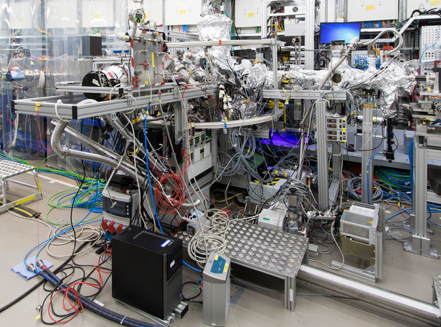Photo of the COLTRIMS reaction microscope at the SQS instrument.