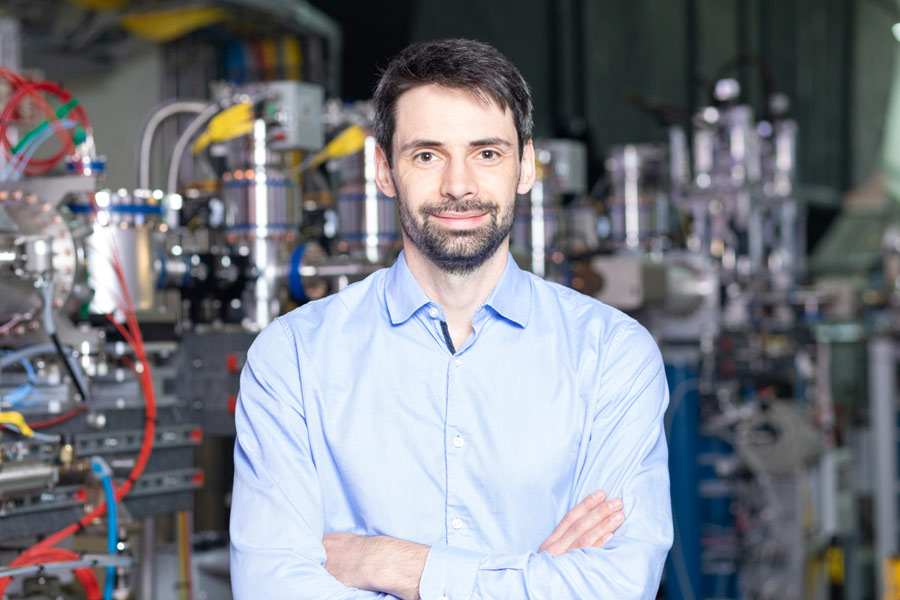 Photo of DESY researcher Marcus Seidel in front of a research facility