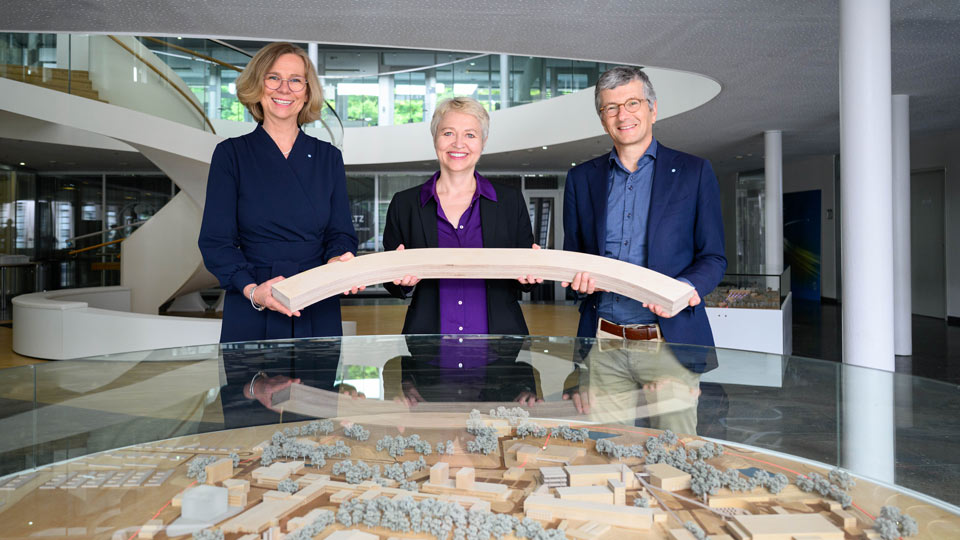 DESY erreicht meilenstein: PETRA IV wurde auf der Short List des Bundes platziert. Die Vorsitzende und Mitglieder des DESY-Direktoriums halten ein Modell der neuen Experimentierhalle für PETRA IV.