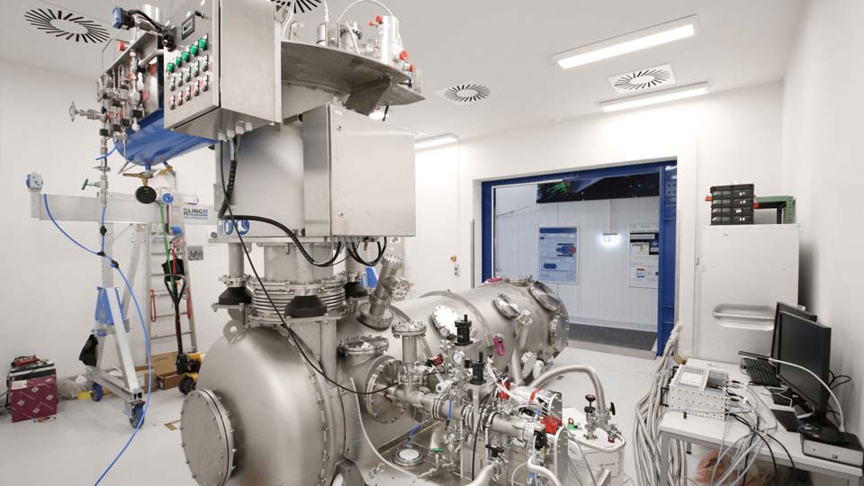 Scientific instrument with cooling tank fills a laboratory from floor to ceiling and transmits measurement data to a computer. Scientific instrument with cooling tank fills a laboratory from floor to ceiling and transmits measurement data to a computer.
