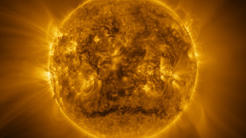 Satellitenaufnahme der Sonne mit deutlich sichtbarer Aktivität an der Sonnenoberfläche. Stimmungsbild.