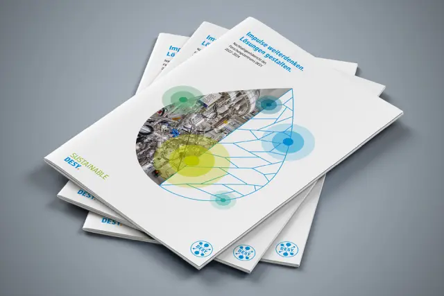 Gestapelte Broschüren mit technischem Tropfenmotiv und der Aufschrift „Impulse weiterdenken. Lösungen gestalten.“.