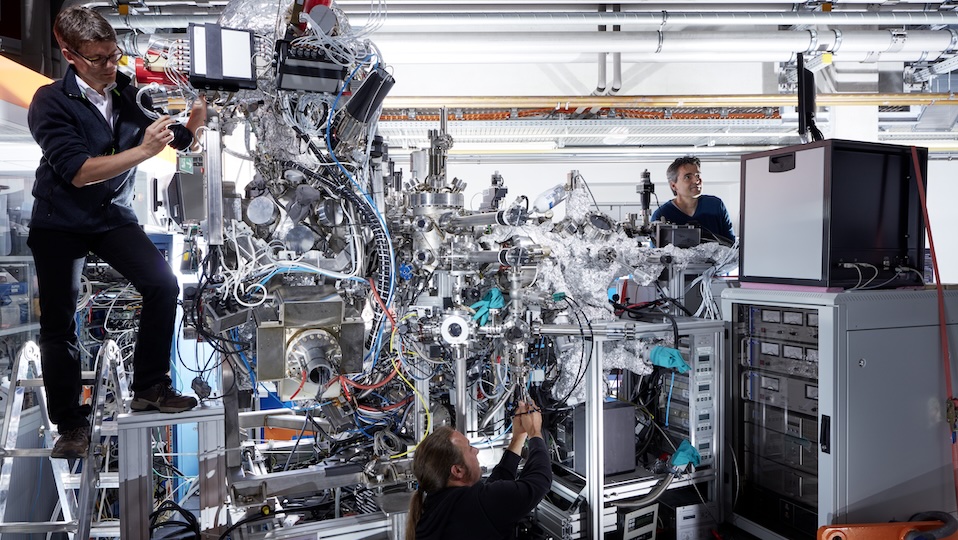 Hochkomplizierte Wissenschaftliche Geräte mit drei Wissenschaftlern