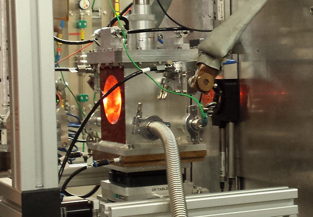 Wissenschaftliches Instrument mit vielen Schläuchen und Kabeln