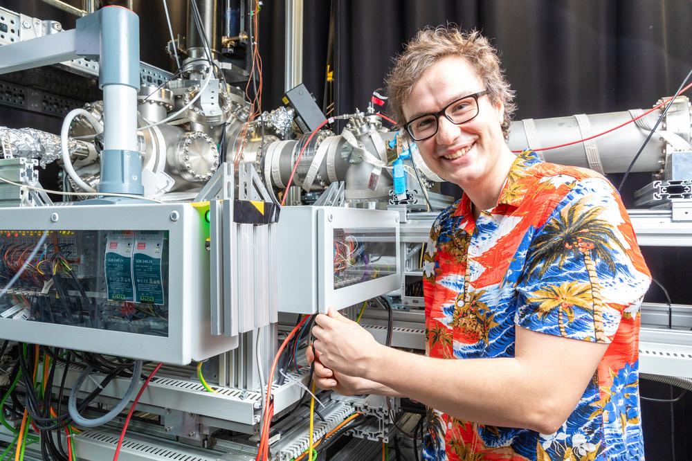 Felix Allum vor dem URSA-PQ-Instrument bei FLASH2, wo Experimente zur zeitaufgelösten Röntgenspektroskopie stattfinden werden.