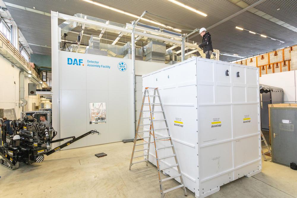 Die Transportkiste für das Skelett der ATLAS-Endkappe steht neben dem Eingang zur Detector Assembly Facility (DAF) bei DESY.