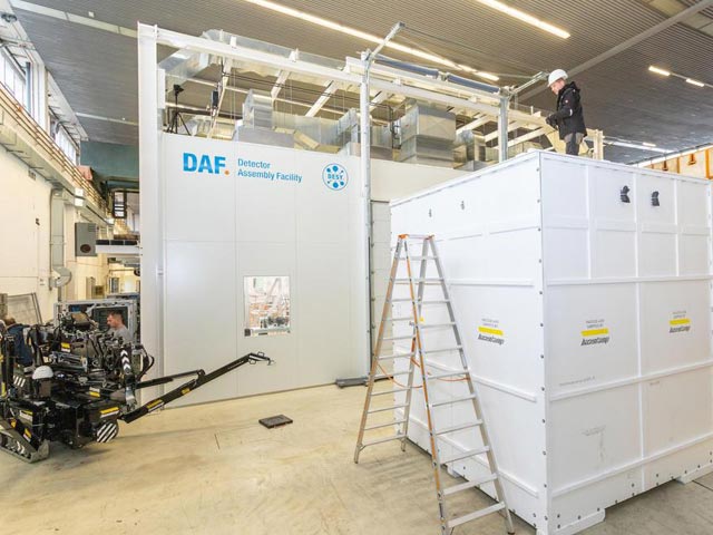 Die Transportkiste für das Skelett der ATLAS-Endkappe steht neben dem Eingang zur Detector Assembly Facility (DAF) bei DESY.
