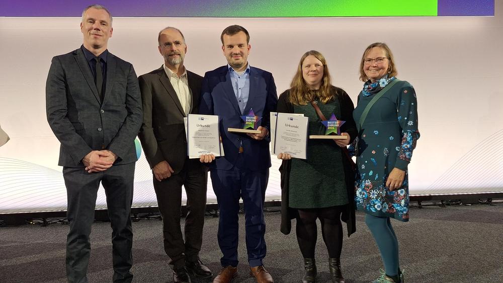 Ausbildende und Ausgebildete: Benjamin Behm (Ausbilder in der Zentralen Mechanik (ZM)), Björn Hager (Leiter ZM (kommissarisch)), Alexander Pülsch, Annika Behrendt und Sabine Marquardt (Ausbilderin ZM)