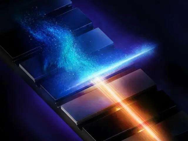Hochbeschleunigte Elektronen (blaue Wolke) werden mit Hilfe einer speziellen Strahloptik stark zusammengestaucht (helle Linie in der Mitte). Dies führt zu sehr hellen Röntgenpulsen (gelb) mit Pulsdauern von nur einigen hundert Attosekunden und Leistungen im Terawatt-Bereich.