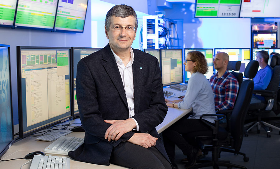 Foto von Wim Leemans, DESY-Direktor vor Computerzentrum der PETRA IV