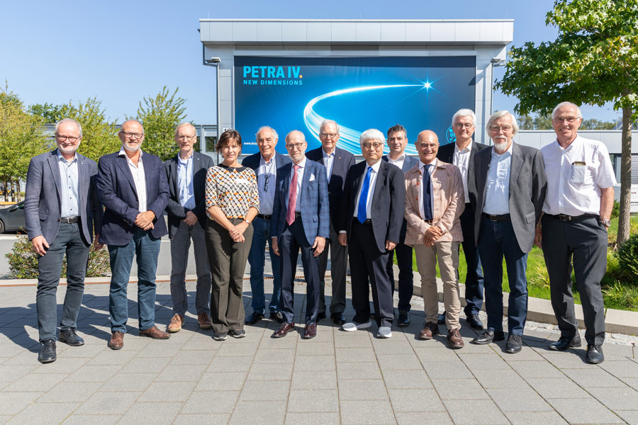 Gruppenfoto vor PETRA IV Plakat