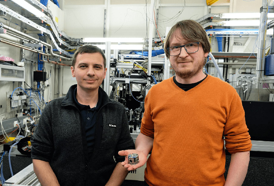 Photo of two researchers at beamline P02.2.