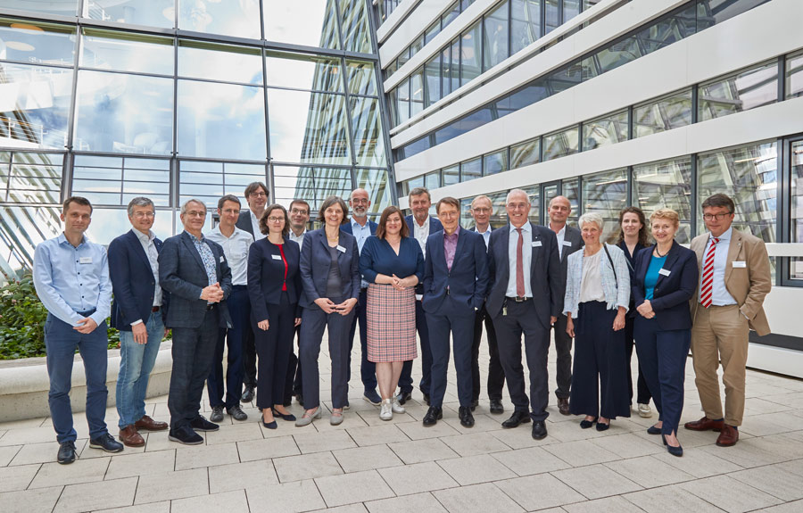 Group photo of the participants of the Life Science Forum with Hamburg’s Senator for Science Katharina Fegebank and Federal Minister of Health Karl Lauterbach