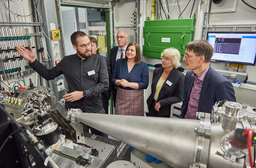 Researchers, Science Senator and government representatives in front of the PETRA III beamline P06