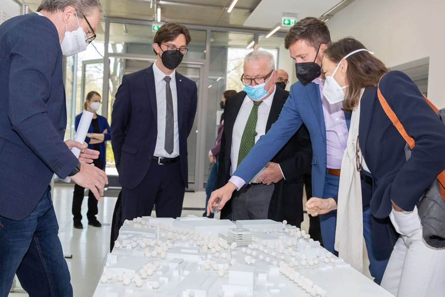 Foto von Gruppe vor Modell der DESY Innovation Factory