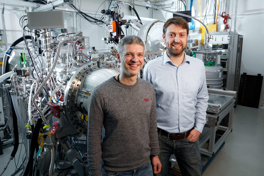Peter Amann, Erstautor der Studie, und Christoph Schlueter, Leiter der Strahlführung P22, an der PETRA III-Experimentierstation.