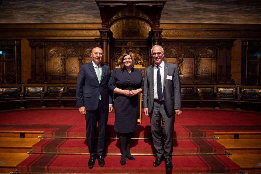 Foto von Nobelpreisträger Stefan Hell, Wissenschaftssenatorin Katharina Fegebank und DESY-Chef Helmut Dosch
