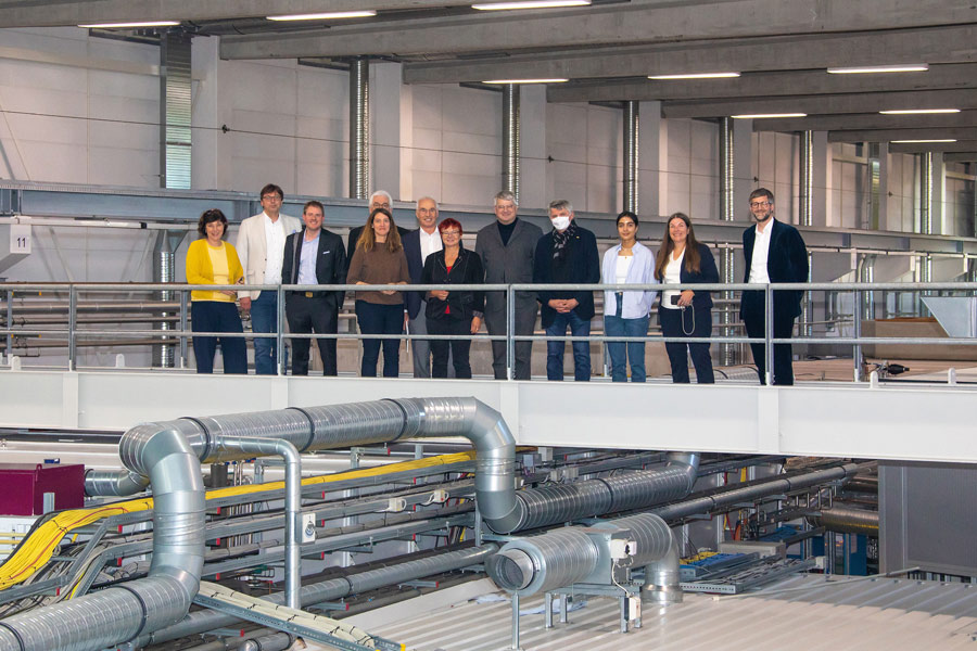 Gruppenfoto in der PETRA III-Experimentierhalle Max von Laue.