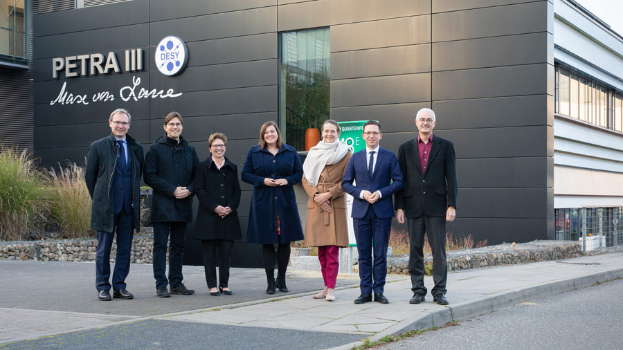 Von links nach rechts: Staatssekretär Guido Wendt (Schleswig-Holstein), CTO Arik Willner (DESY), Senatorin Claudia Schilling (Bremen), Senatorin Katharina Fegebank (Hamburg), Ministerin Bettina Martin (Mecklenburg-Vorpommern), Minister Falko Mohrs (Niedersachsen) und PETRA IV-Projektleiter Harald Reichert (DESY).