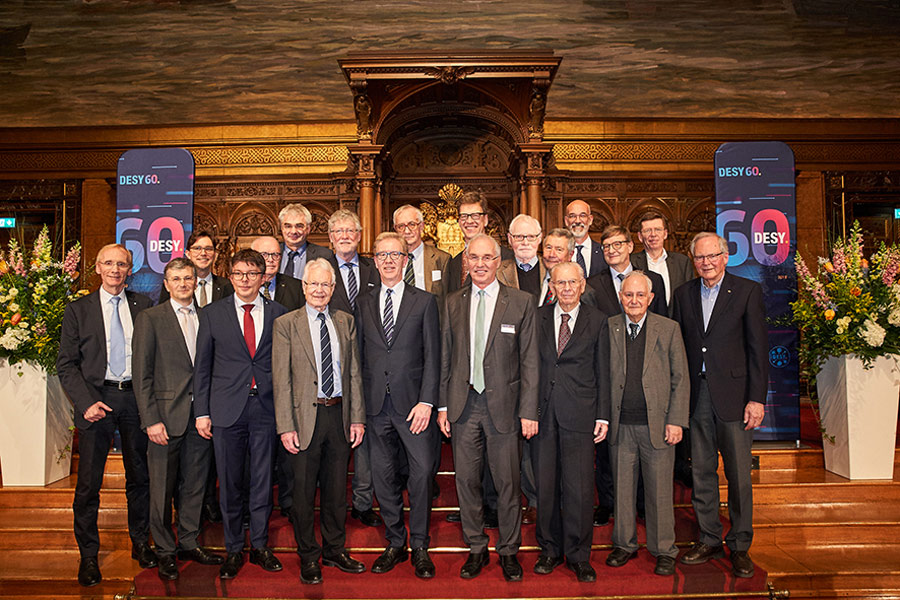 Gruppenfoto von amtierende und ehemalige DESY-Direktoren