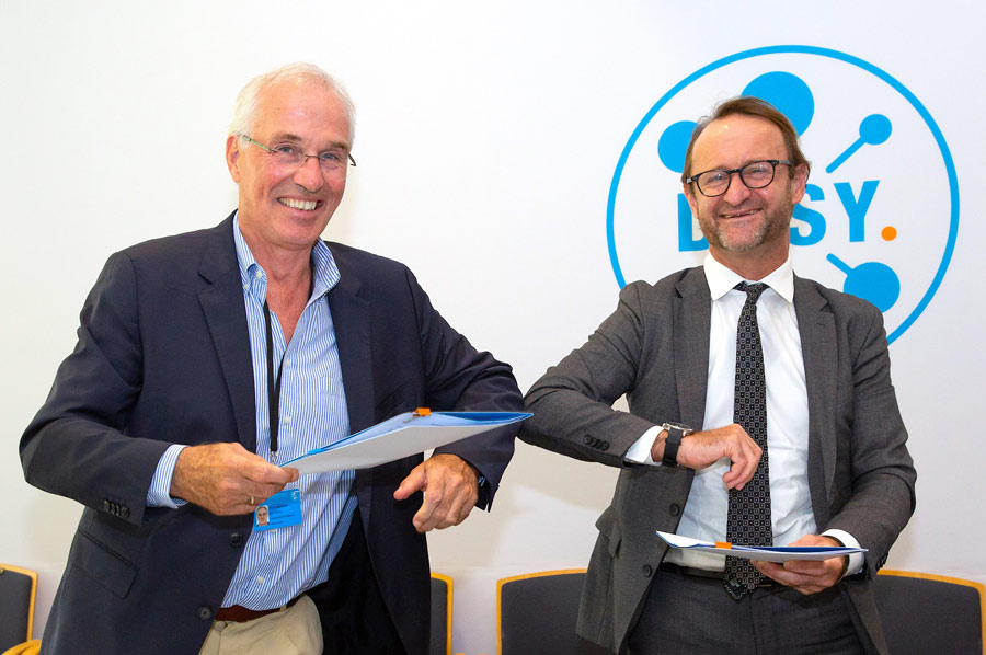 Foto von Helmut Dosch und Thomas Schröder beim Corona-konformen 'Handschlag'.