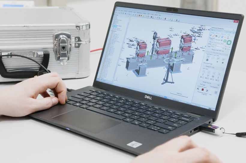 Auf dem Laptop-Bildschirm von Jana Barker ist ein 3D-Modell der aufgebauten Magnete zu sehen, dem Messwerte zugeordnet sind. Auf dem Laptop-Bildschirm von Jana Barker ist ein 3D-Modell der aufgebauten Magnete zu sehen, dem Messwerte zugeordnet sind.