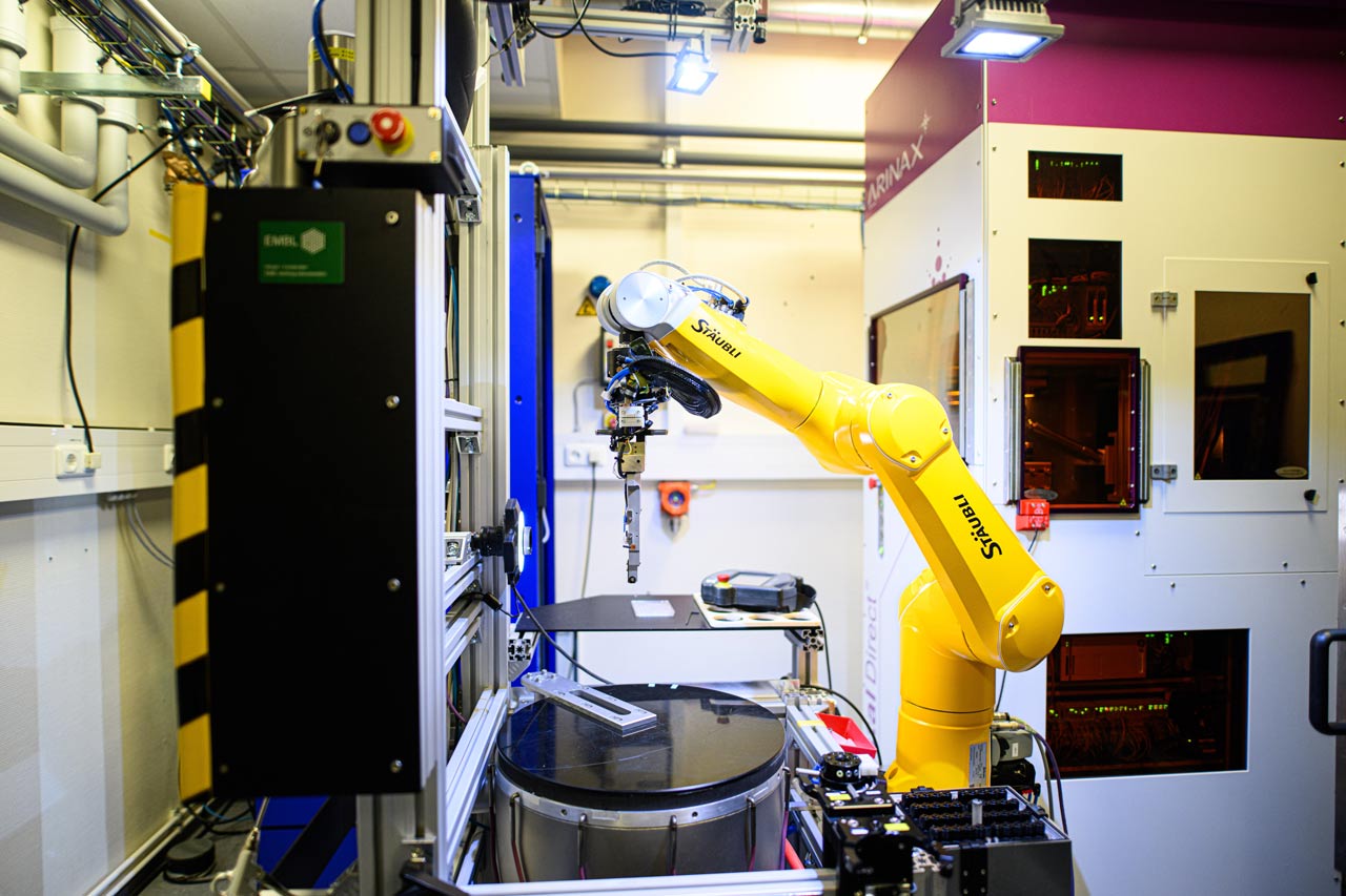 Roborterarm MARVIN ist Bestandteil des Crystal Harvesters, der Kristalle aus den Probenplatten herausschneidet und automatisch in Probenhalter unter flüssigem Stickstoff montiert. Roborterarm MARVIN ist Bestandteil des Crystal Harvesters, der Kristalle aus den Probenplatten herausschneidet und automatisch in Probenhalter unter flüssigem Stickstoff montiert.