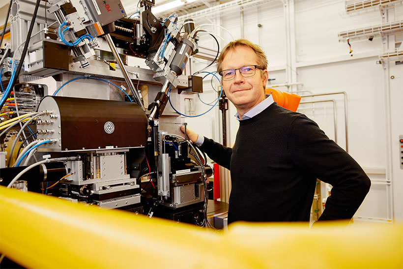 Der DESY-Forscher Alke Meents steht im Arbeitsbereich des Beschleunigers PETRA III. Der DESY-Forscher Alke Meents steht im Arbeitsbereich des Beschleunigers PETRA III.