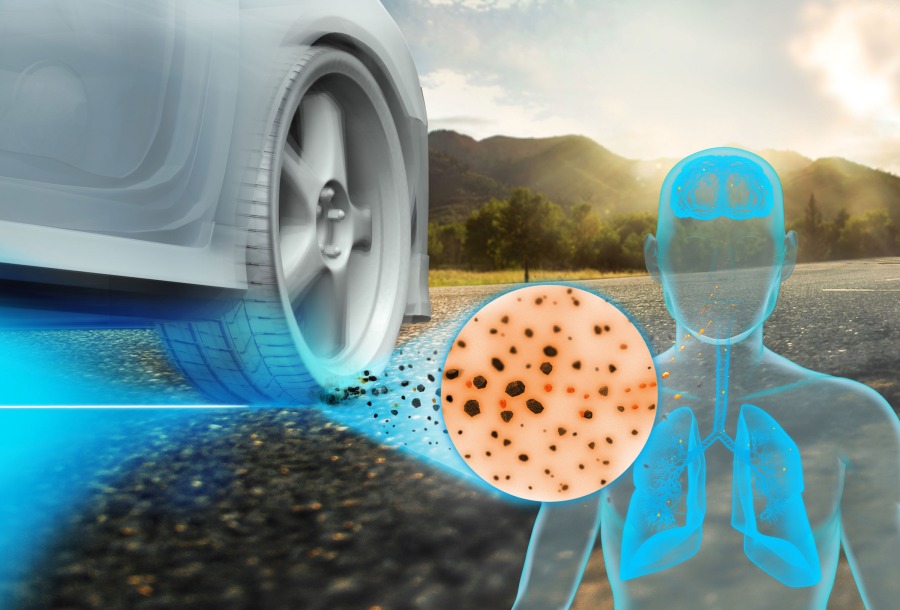 Links im Bildmittelgrund dieser Illustration ist ein fahrendes Auto zu sehen. Zur Bildmitte hin ist die Kontaktstelle des Auto-Vorderreifens mit dem Asphalt dargestellt. Von diesem Punkt ausgehend sind spitzkantige Körner mit zunehmender Größe schwallartig zur rechten Bildhälfte hin angeordnet. Sie stehen für Feinstaubpartikel, die beim Abrieb des Autoreifens bei Kontakt mit der Straße entstehen. Dieser Schwall Feinstaubpartikel mündet in einem kreisrunden Bildausschnitt in der rechten Bildhälfte. Dieser Bildausschnitt erinnert an den Blick durch ein Röntgenmikroskop. Darin zu sehen ist menschliches Lungengewebe, in dem sich Feinstaubpartikel abgelagert haben. Der kreisrunde Bildausschnitt überlappt die schematische Illustration eines menschlichen Körpers im Bildvordergrund rechts. So wird der Blick in die durch Feinstaub belastete Lunge vorstellbar.