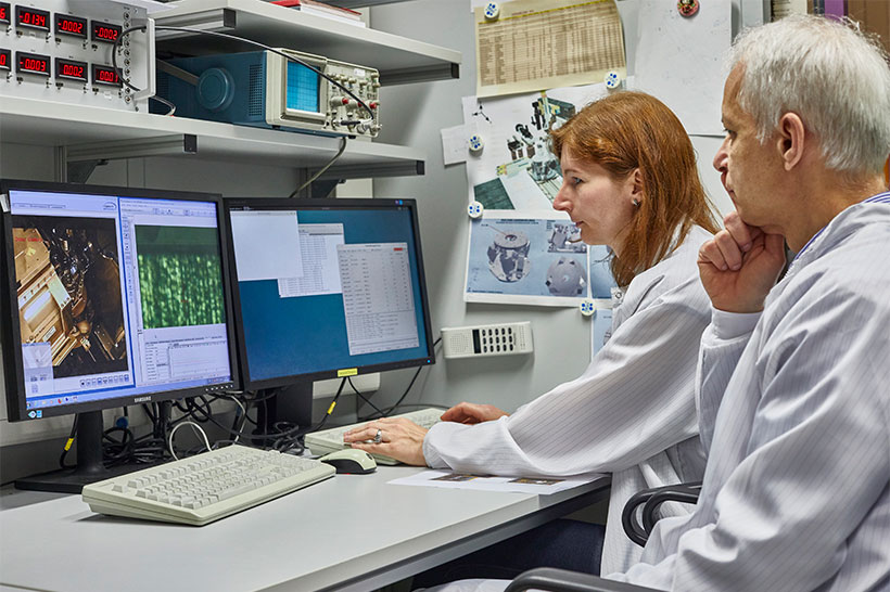 Two researchers discuss the results of an experiment.