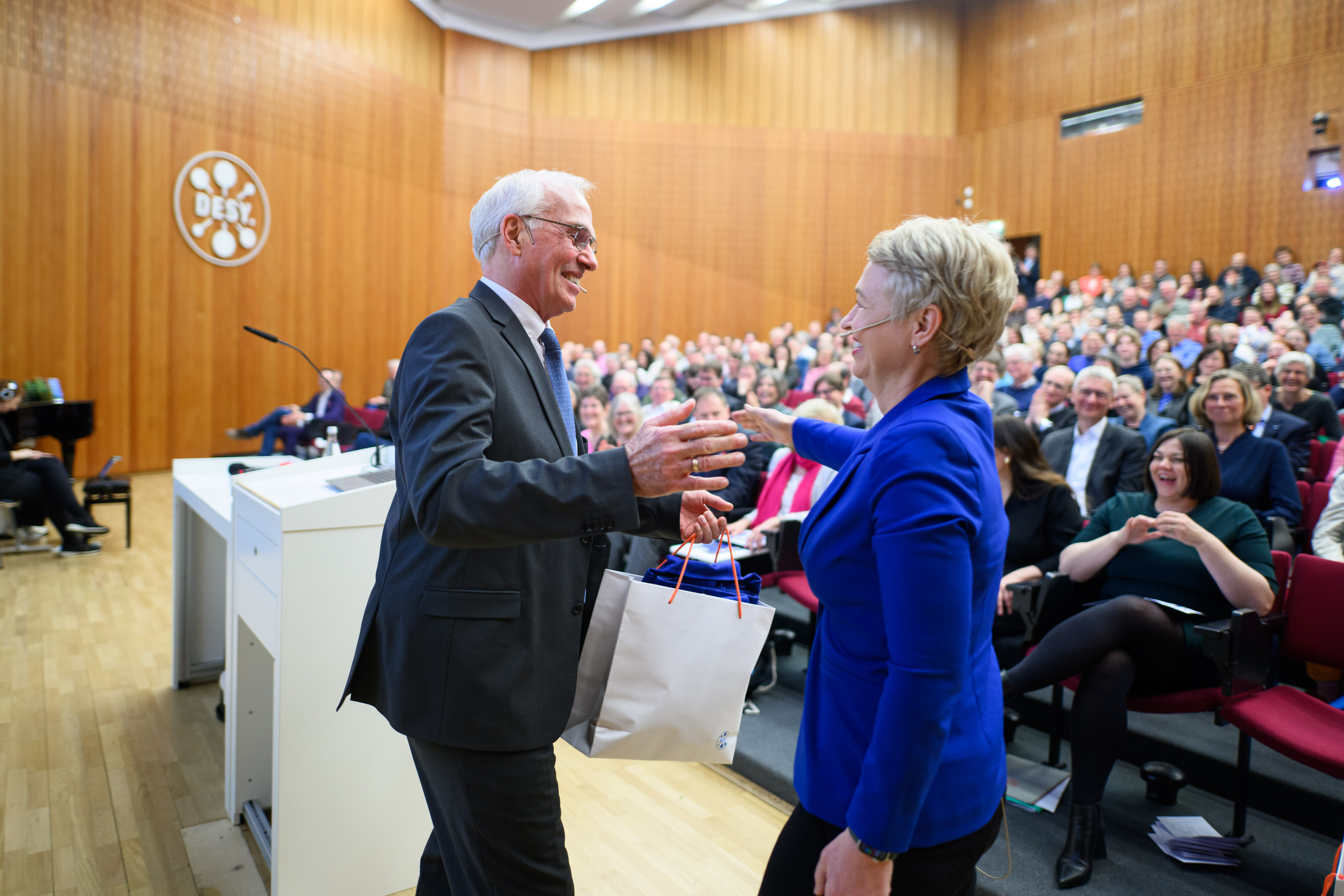 Ein Mann und eine Frau geben sich die Hände