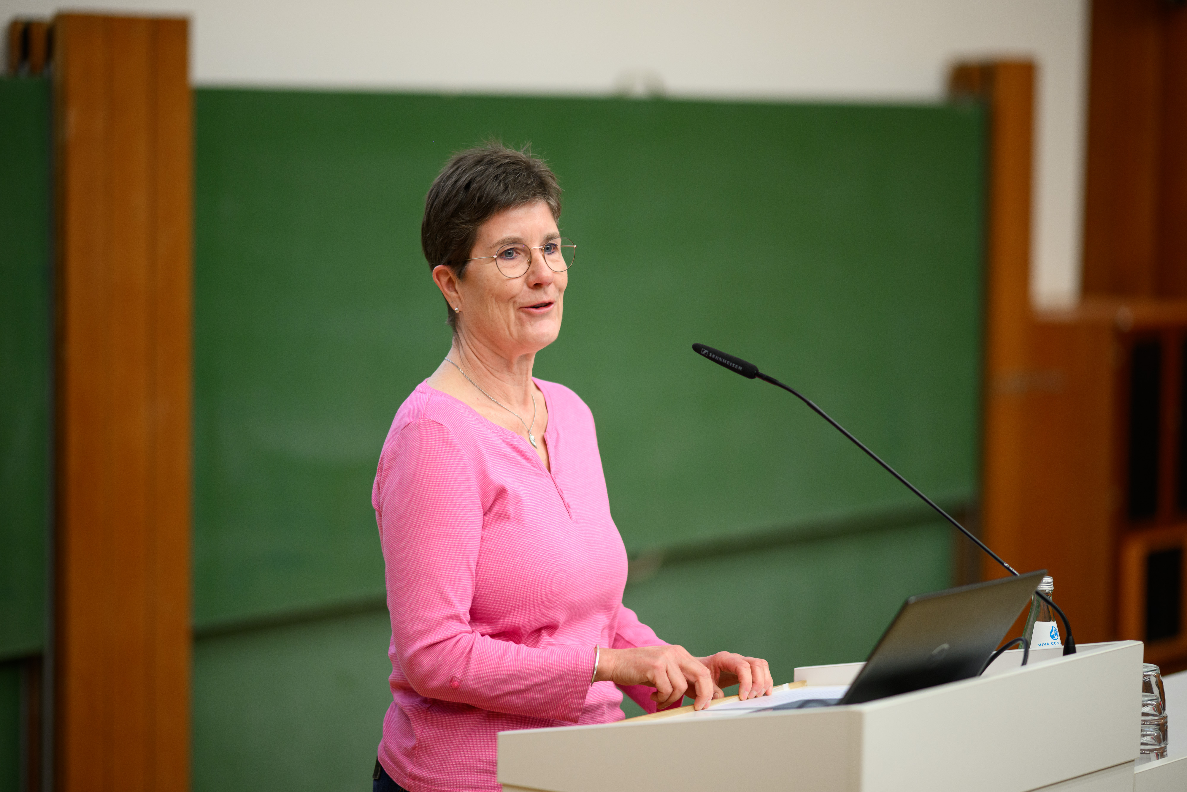 Frau am Pult