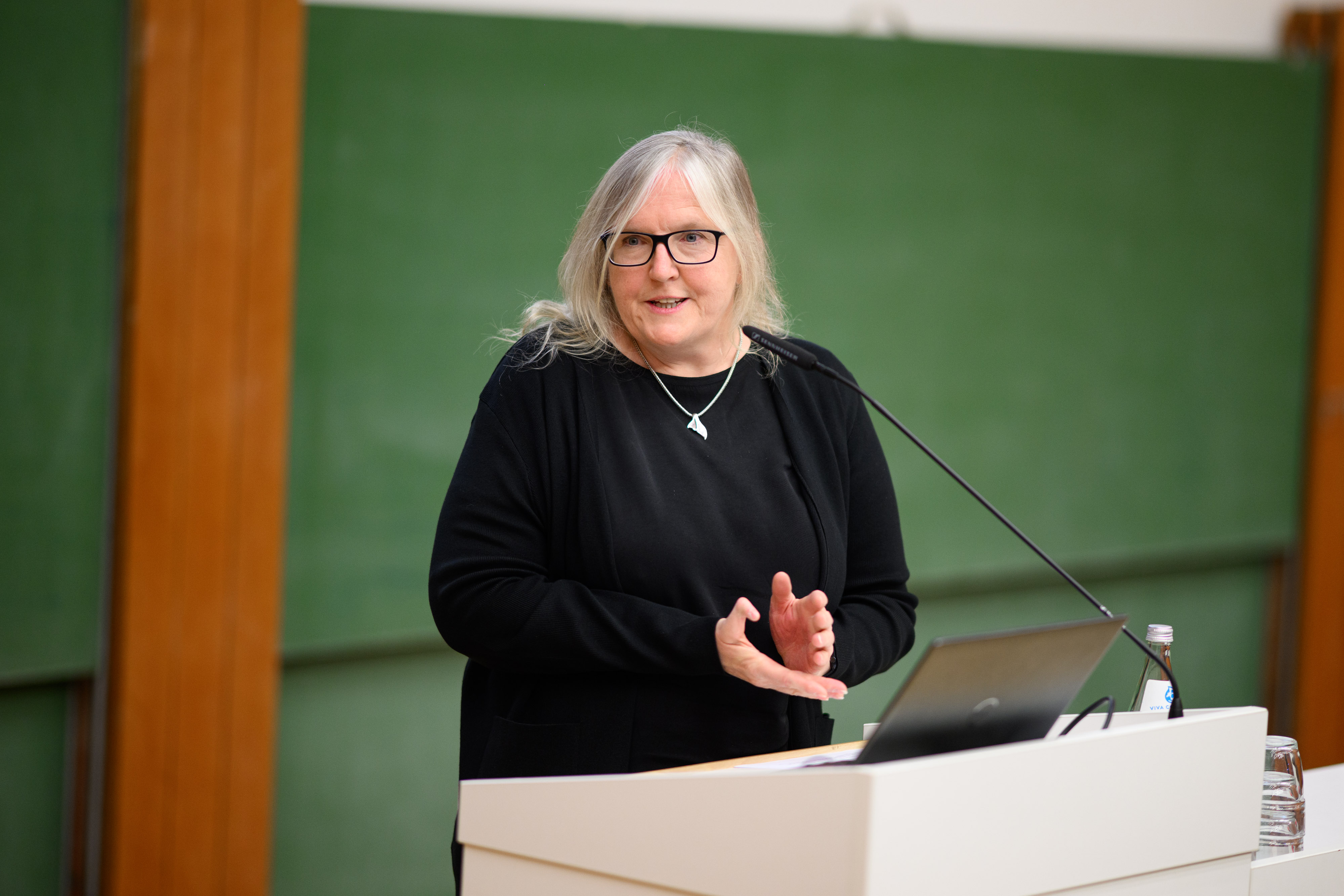 Frau vor Tafel