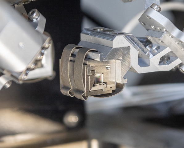 Die Diamantlinse eingebaut in eine Anlage bei DESY zum Testen Die Diamantlinse im Prüfstand eingebaut