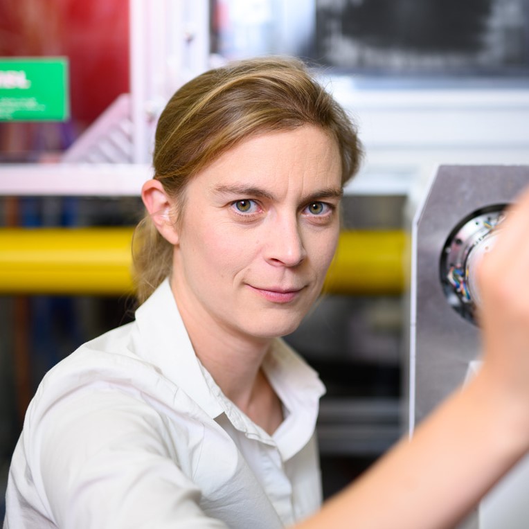 Eine weibliche Person schaut in die Kamera Eine weibliche Person schaut in die Kamera