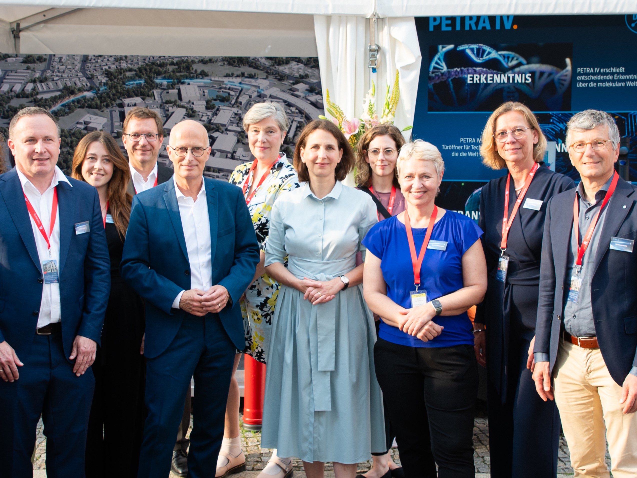 mehrere Menschen mit Bürgermeister Peter Tschentscher in der Mitte