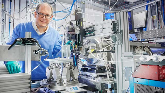 Stephan Roth im Arbeitsbereich des Beschleunigers.