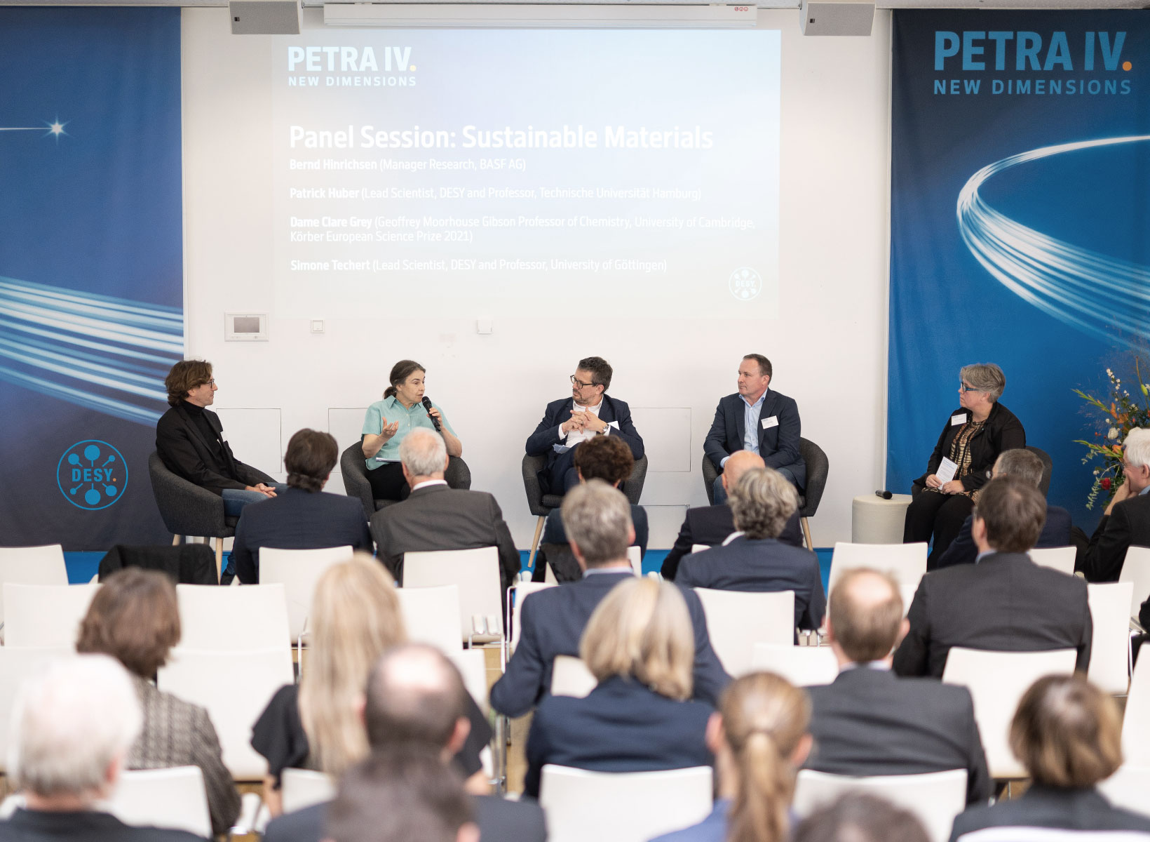 Weitere Talk-Gäste auf dem Podium Weitere Talk-Gäste auf dem Podium