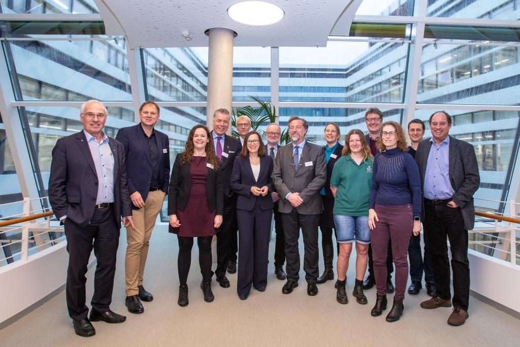 Eine Gruppe Forschender mit Gästen Besuch STOA Ehler